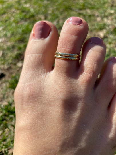 14K Solid Gold Adjustable Toe Ring in a Double-lined design